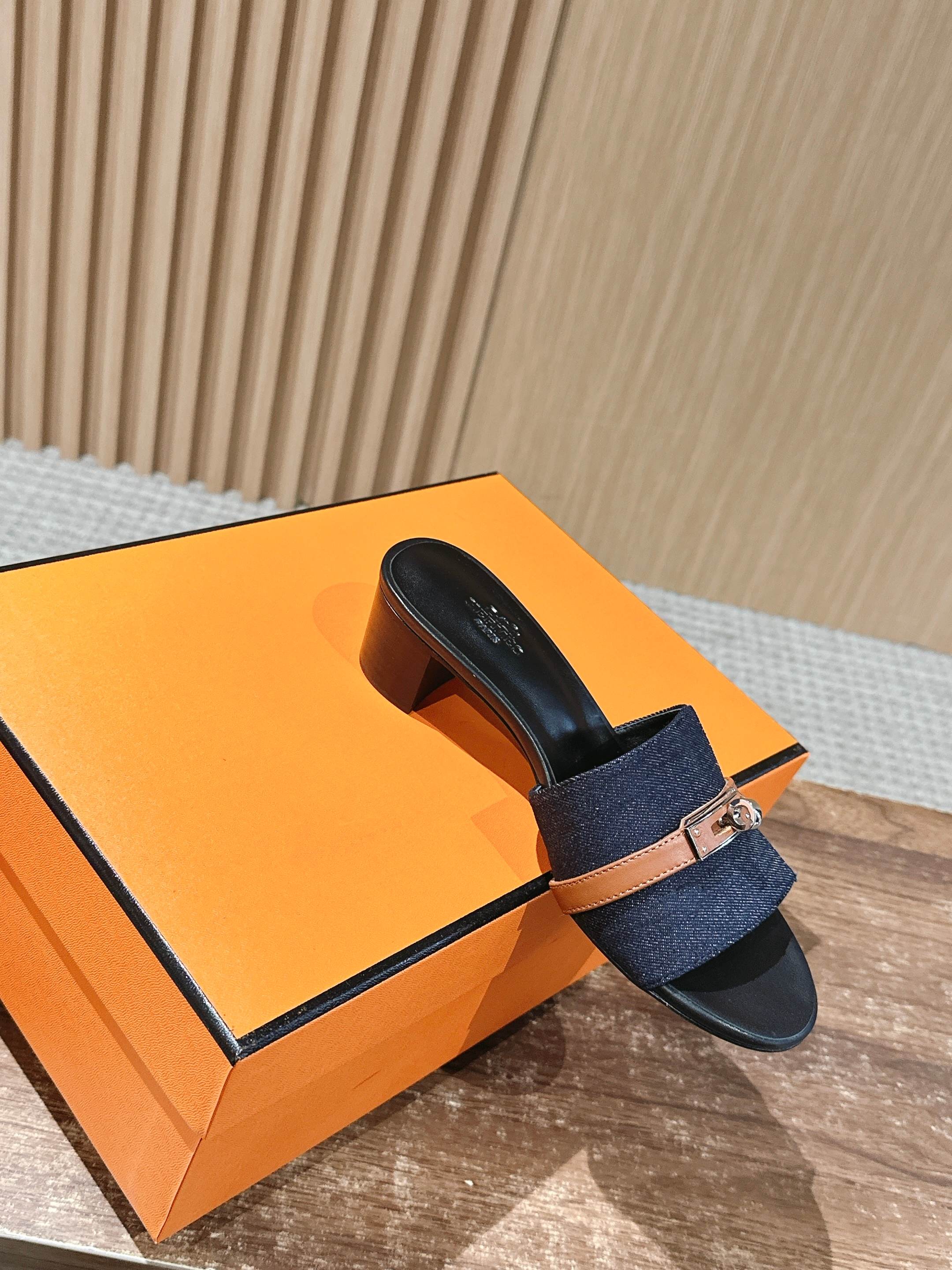 Сандалии Hermes Kelly с пряжкой на массивном каблуке - черные