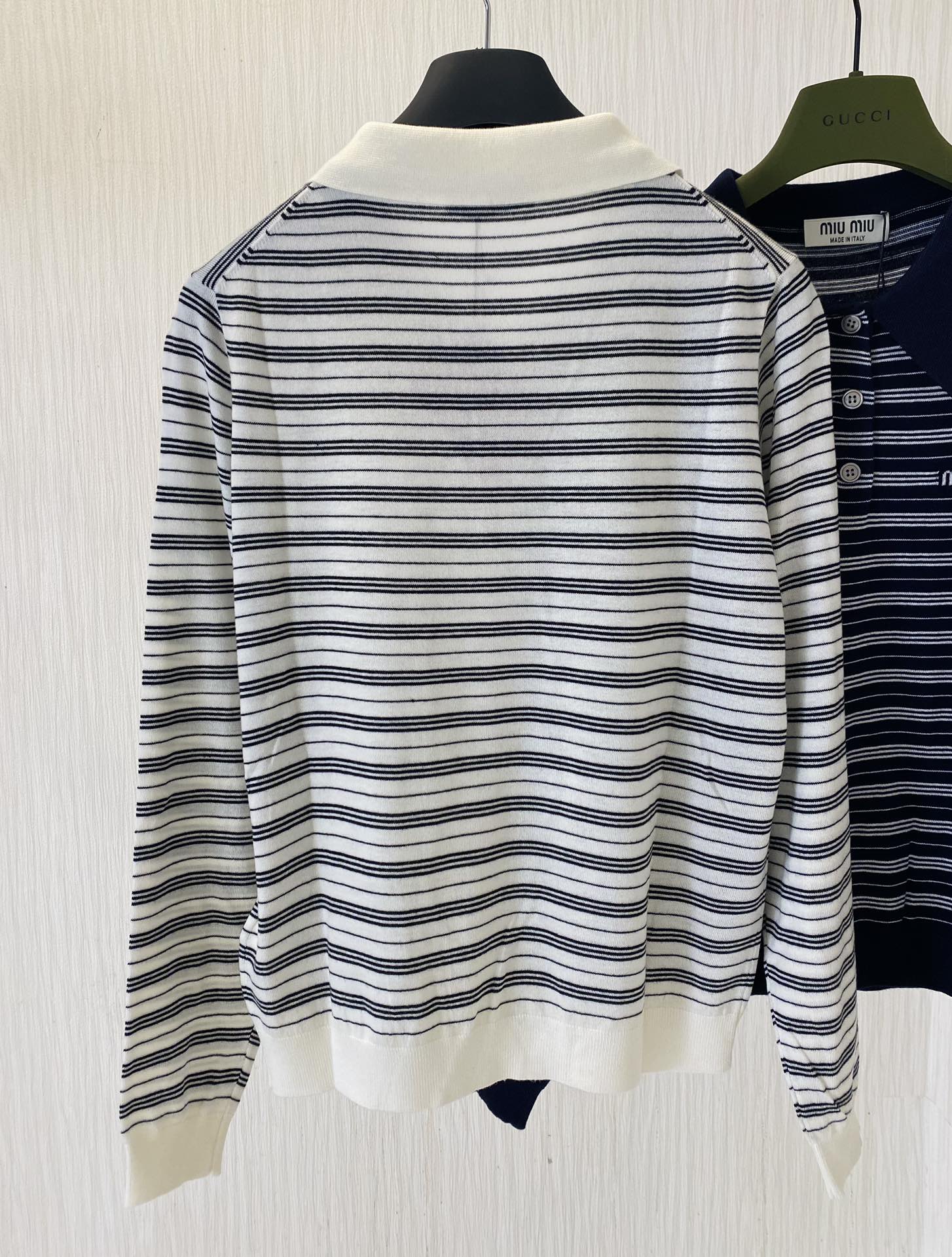 Miu Miu-2404 - Новинка ранней весны. Вязаный свитер с длинными рукавами и воротником - Белый.