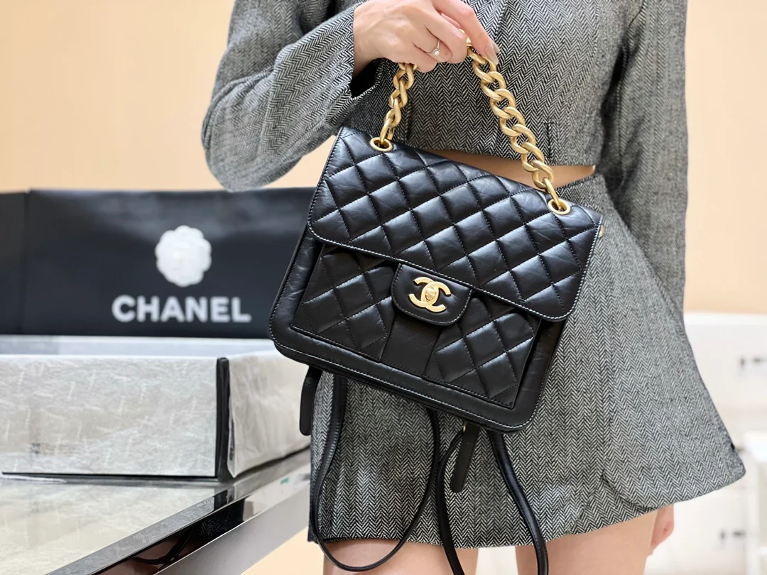 Новинка сезона весна/лето 2023 от Chanel - винтажный кожаный рюкзак на двоих - фотографии в действии.