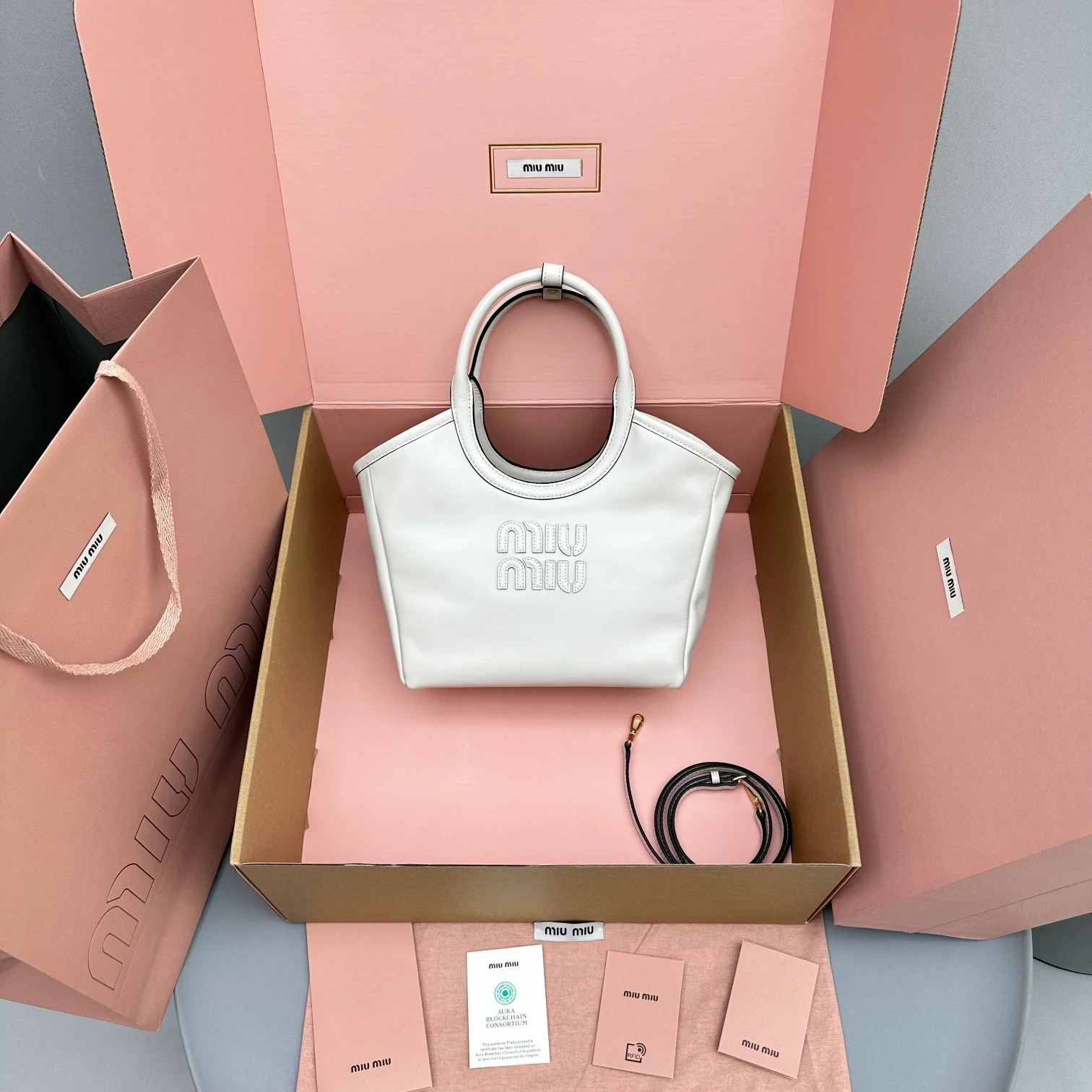 Сумка-тоут Miu Miu Ivy - маленькая, белая.