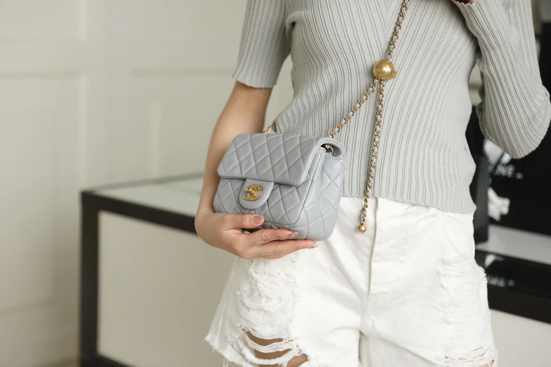 Сумка Chanel Gold Globe Square Fat Flap Bag - серая.