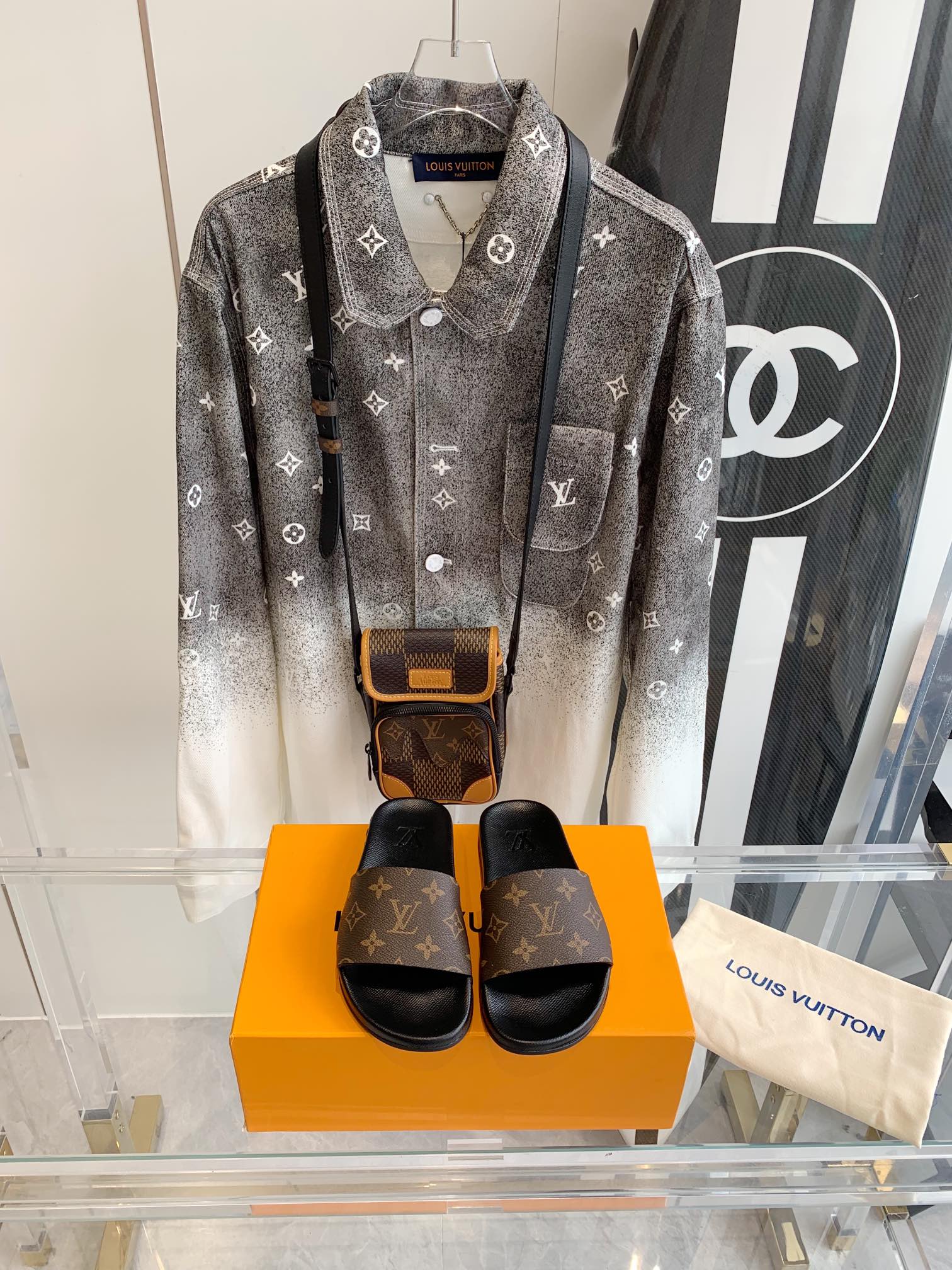 Тапочки с монограммой LV