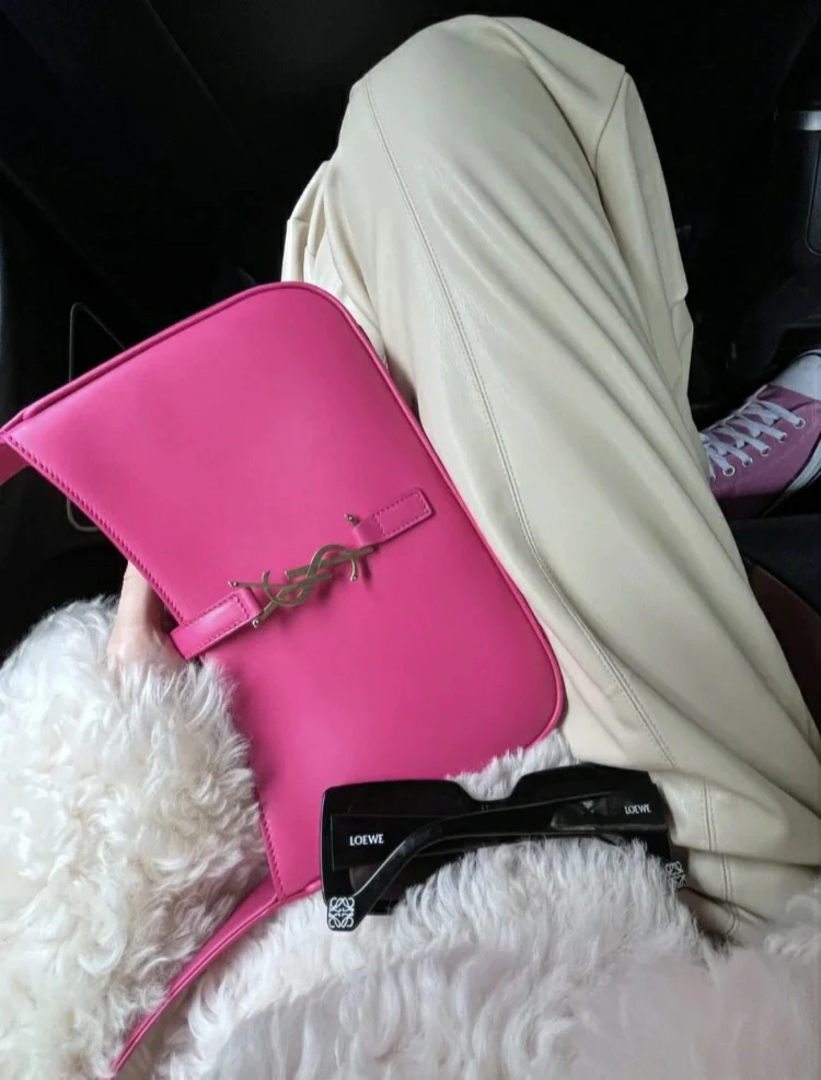 Коллекция YSL Весна/Лето 2022 - Сумка-седло - Фуксия с золотой фурнитурой - Однотонная кожа