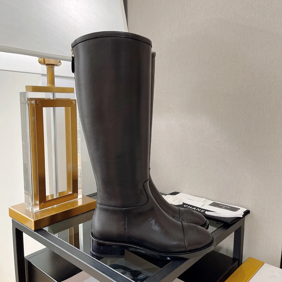 Ботинки Chanel с подиума 2022 года - черные.