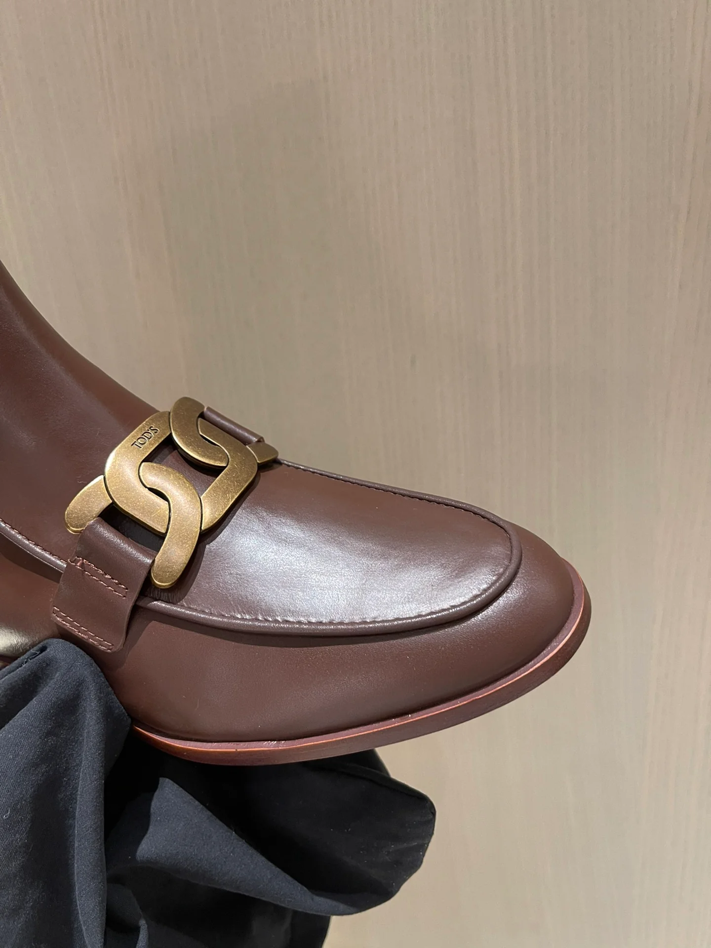 Tods - Новинка сезона осень/зима 2022 - Ботильоны на толстом каблуке крупной вязки с золотой пряжкой - 2