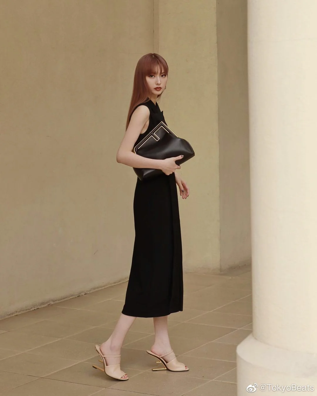 Черная кожаная сумка Fendi.