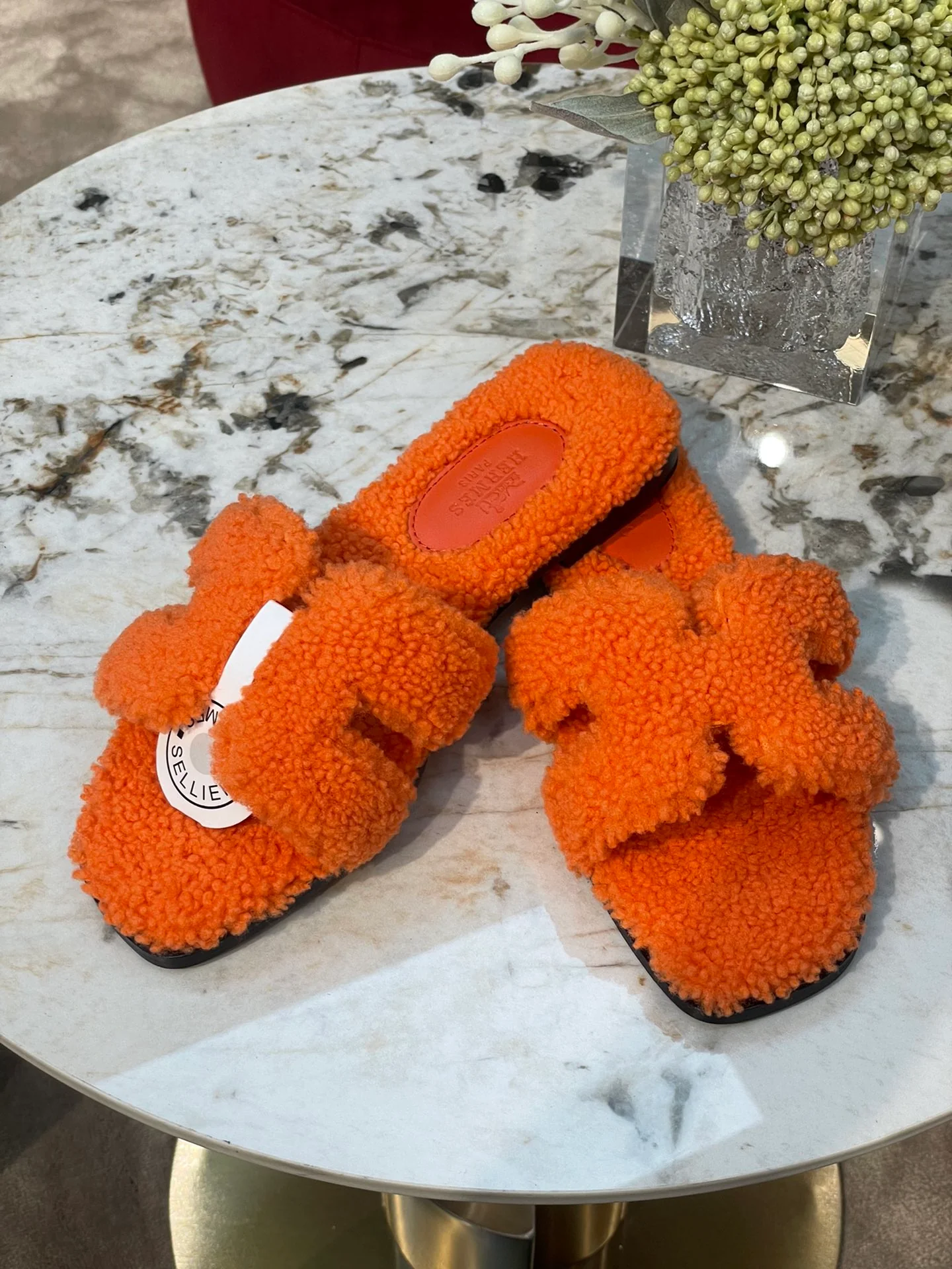 Новинка сезона осень/зима 2022 от Hermes - Туфли-лодочки Oran из овечьей шерсти с ворсом - Плоские H-образные тапочки