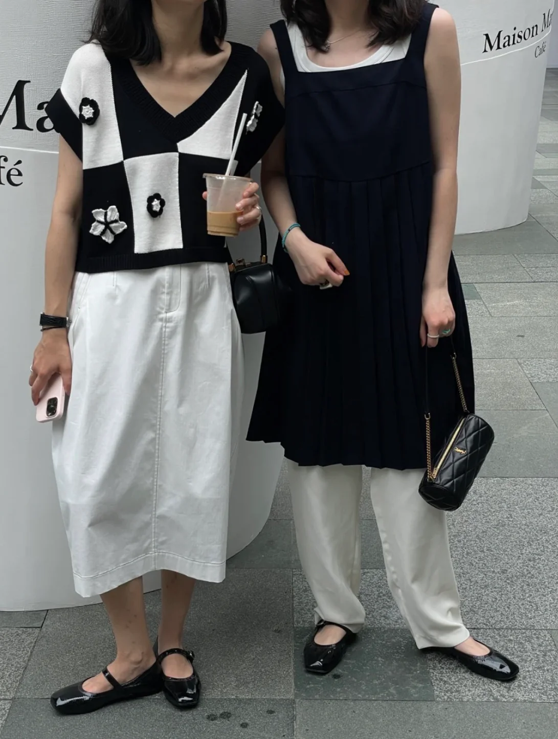 Маленькая цилиндрическая сумка YSL Sade - черная - Фотографии в одежде