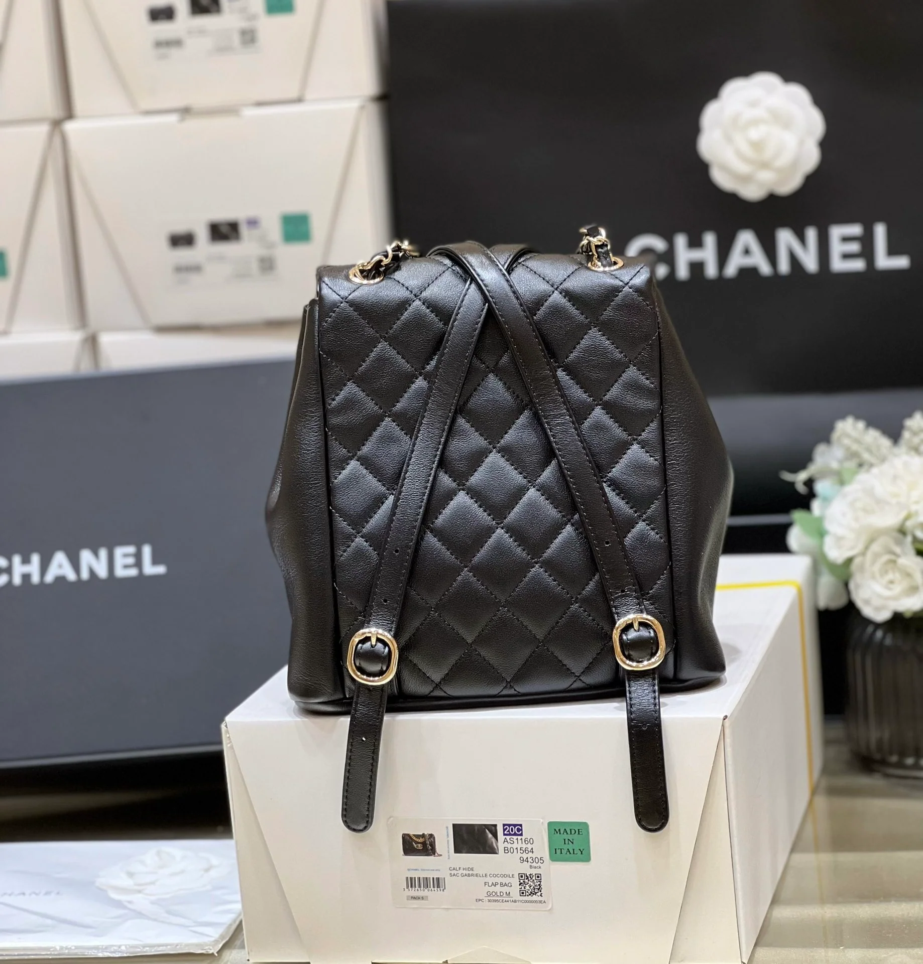 Коллекция Chanel Весна/Лето 2023 - Duma - Однотонный рюкзак из телячьей кожи - Черный