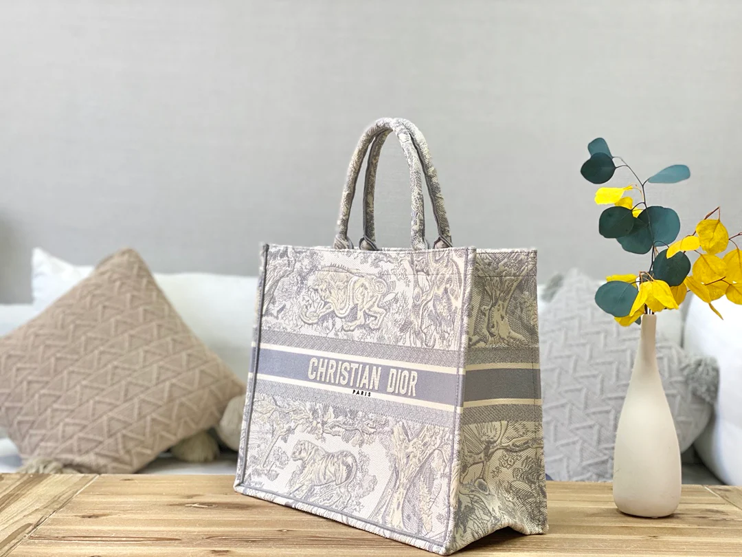 Большая сумка-тоут Dior Book Tote 41 см с вышитым серым тигром.