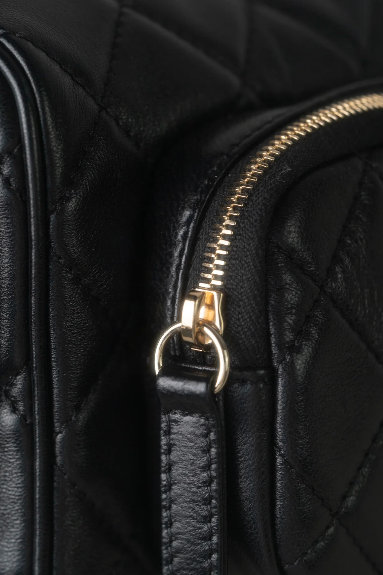 Маленькая многофункциональная сумка для фотоаппарата Chanel из 24-каратного золота — черная.