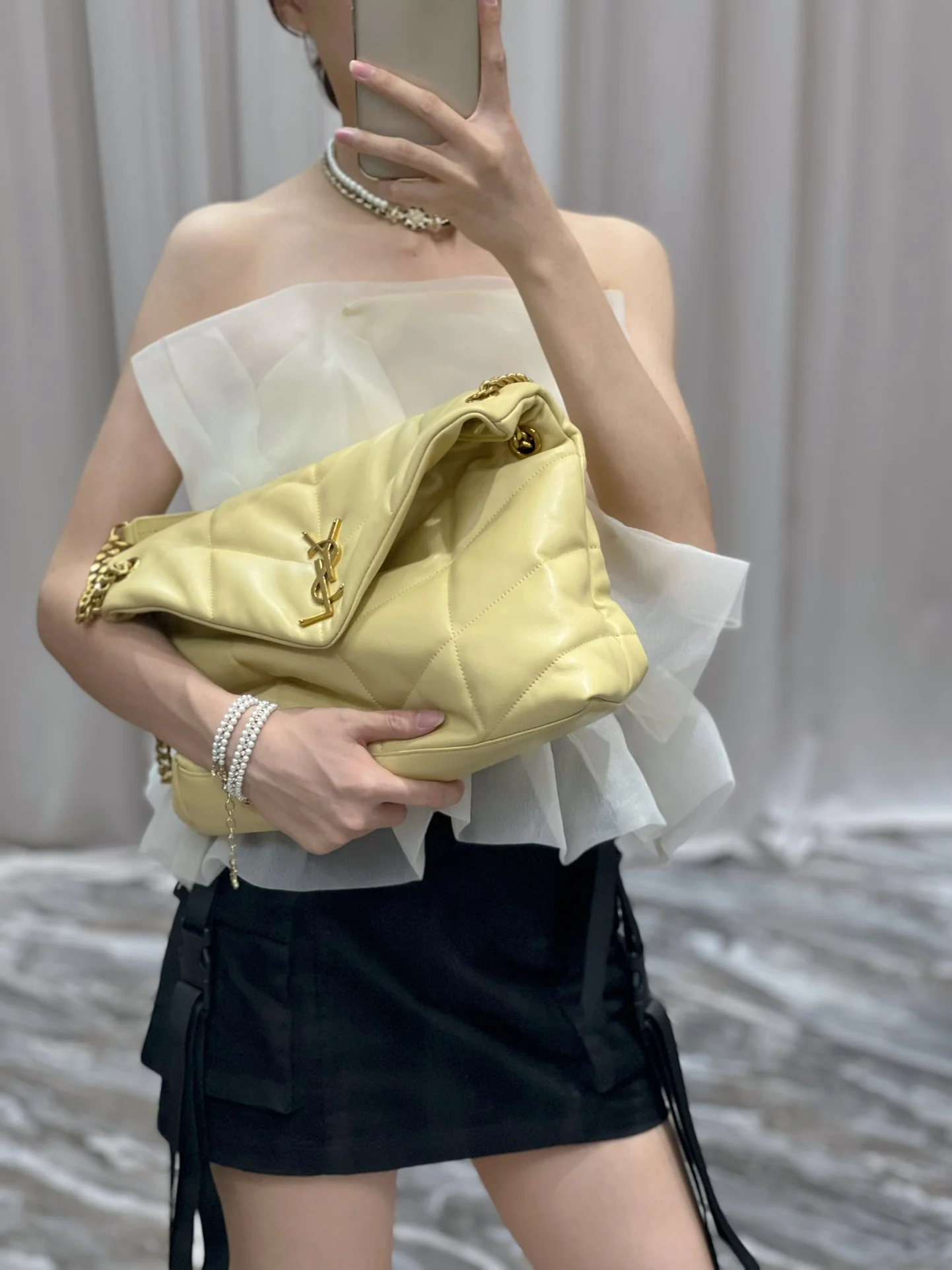 Стеганая сумка YSL из овечьей кожи — светло-желтая с золотой фурнитурой — овечья кожа — 35 см — На фото: сумка в носке