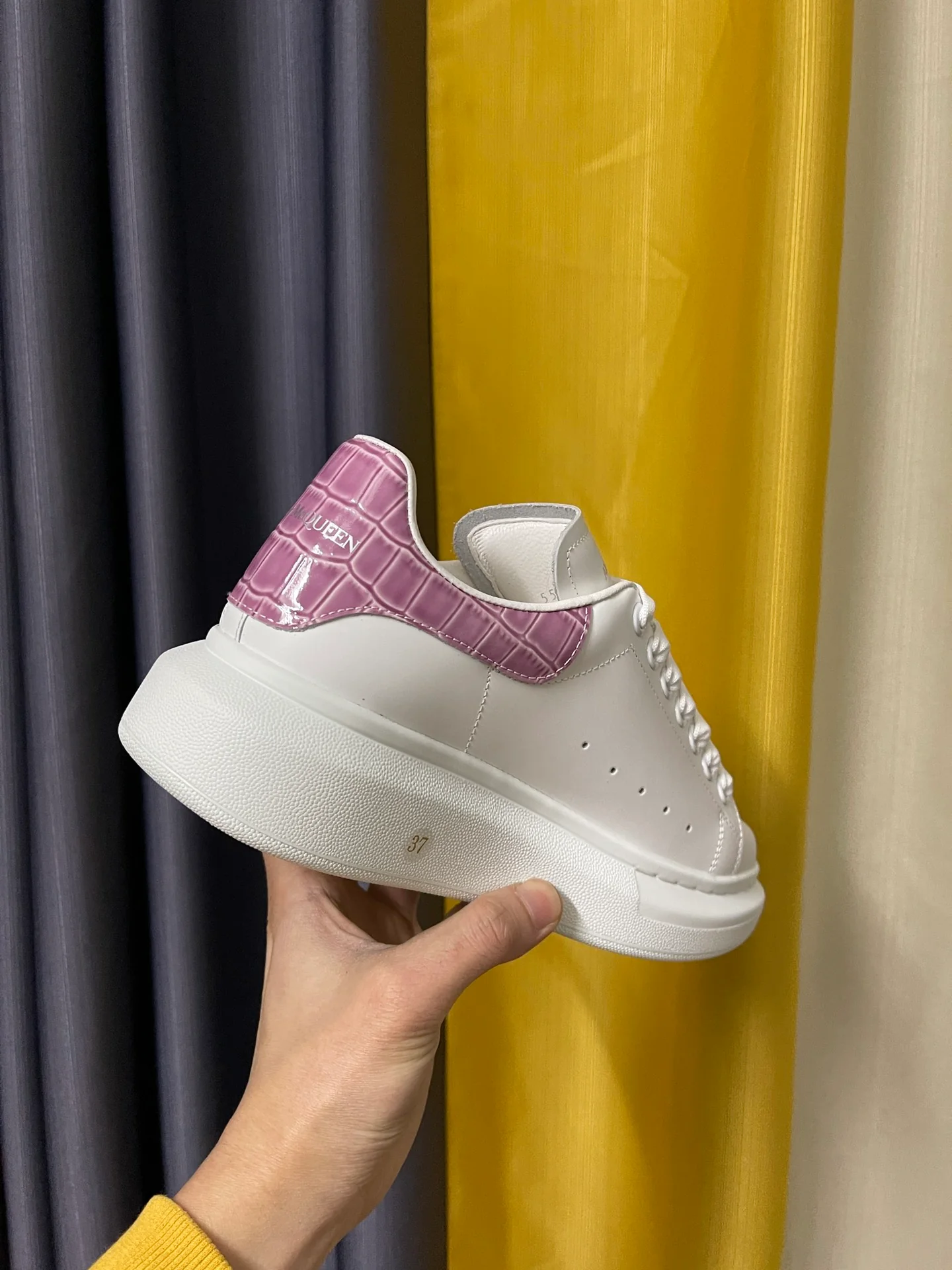 Классические белые кроссовки McQueen - унисекс - фиолетовая лакированная кожа с текстурой 