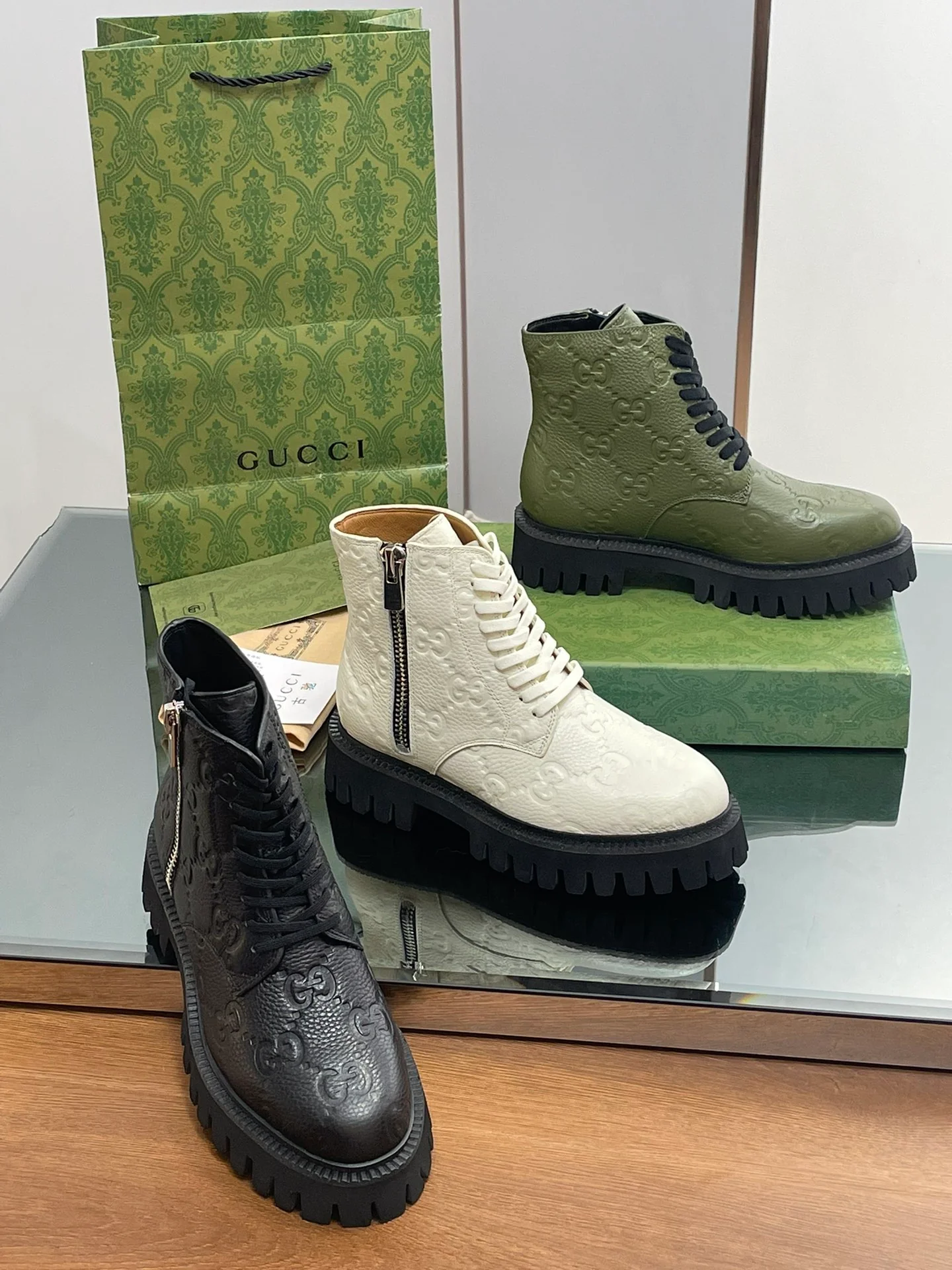 Новинка сезона осень/зима 2023 от Gucci - Ботильоны с тиснением Double G - Черные