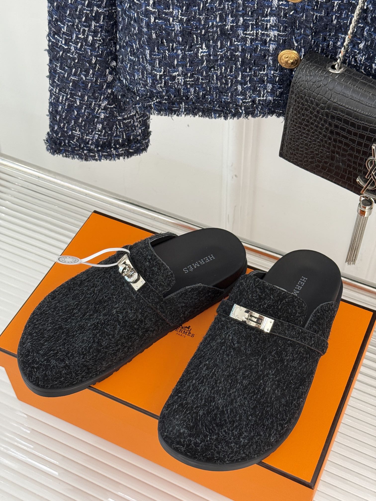 Классические тапочки Hermes Kelly Buckbeak 2024 года — темно-серые.