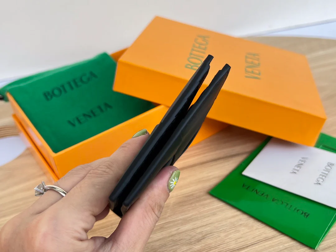 BV-大编织 两折扣短夹 牛皮 11.5x9.5cm