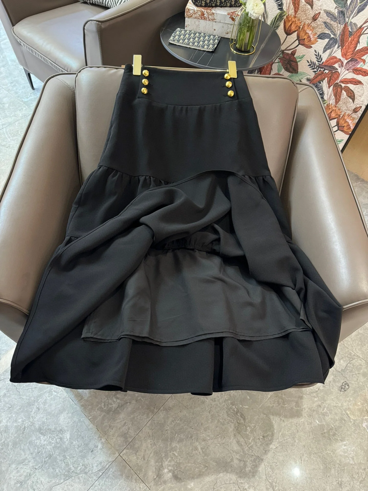 Платье Celine 2403 с золотыми пуговицами, длинное, черное.