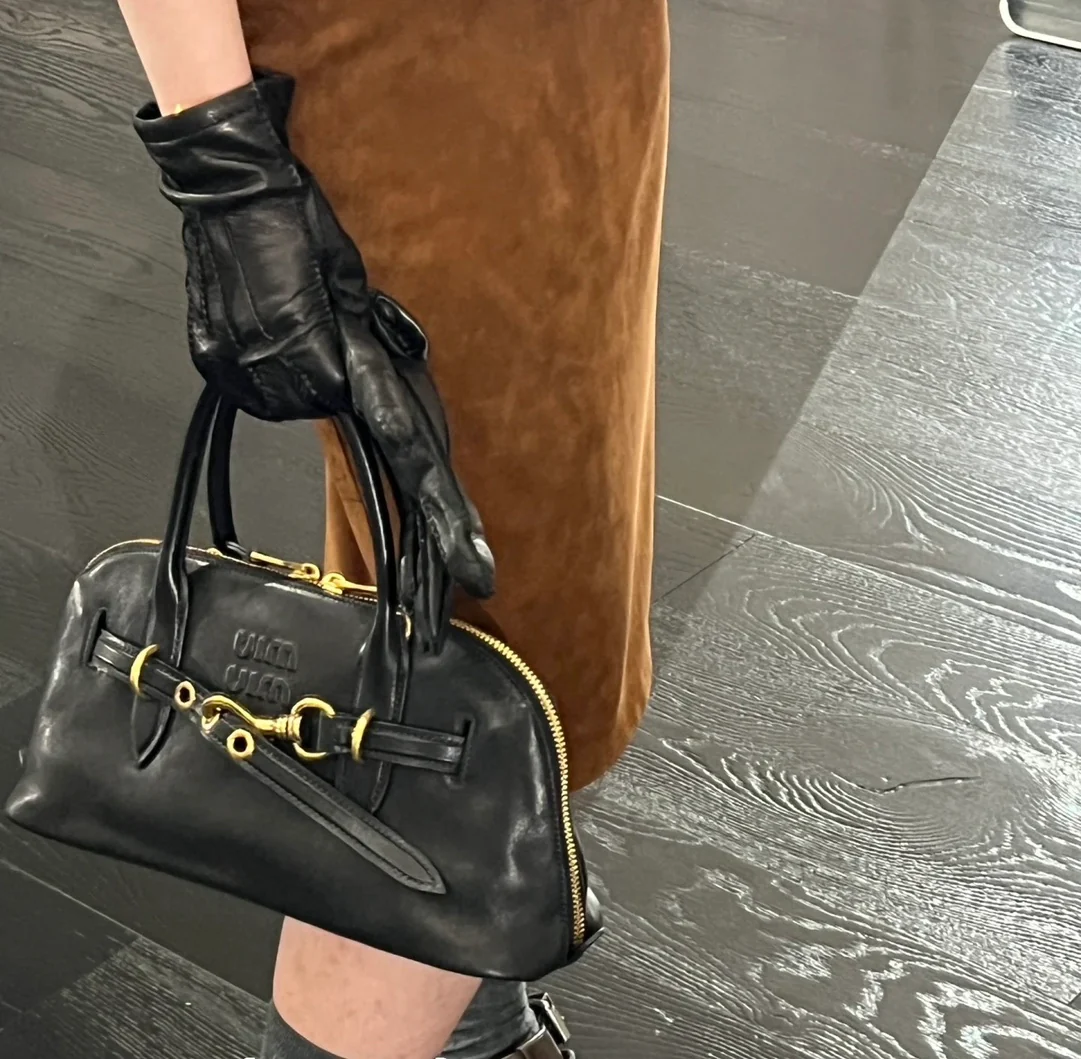 Сумка Miu Miu Aventure из кожи наппа — черная — средний размер — подходит для ношения на теле.