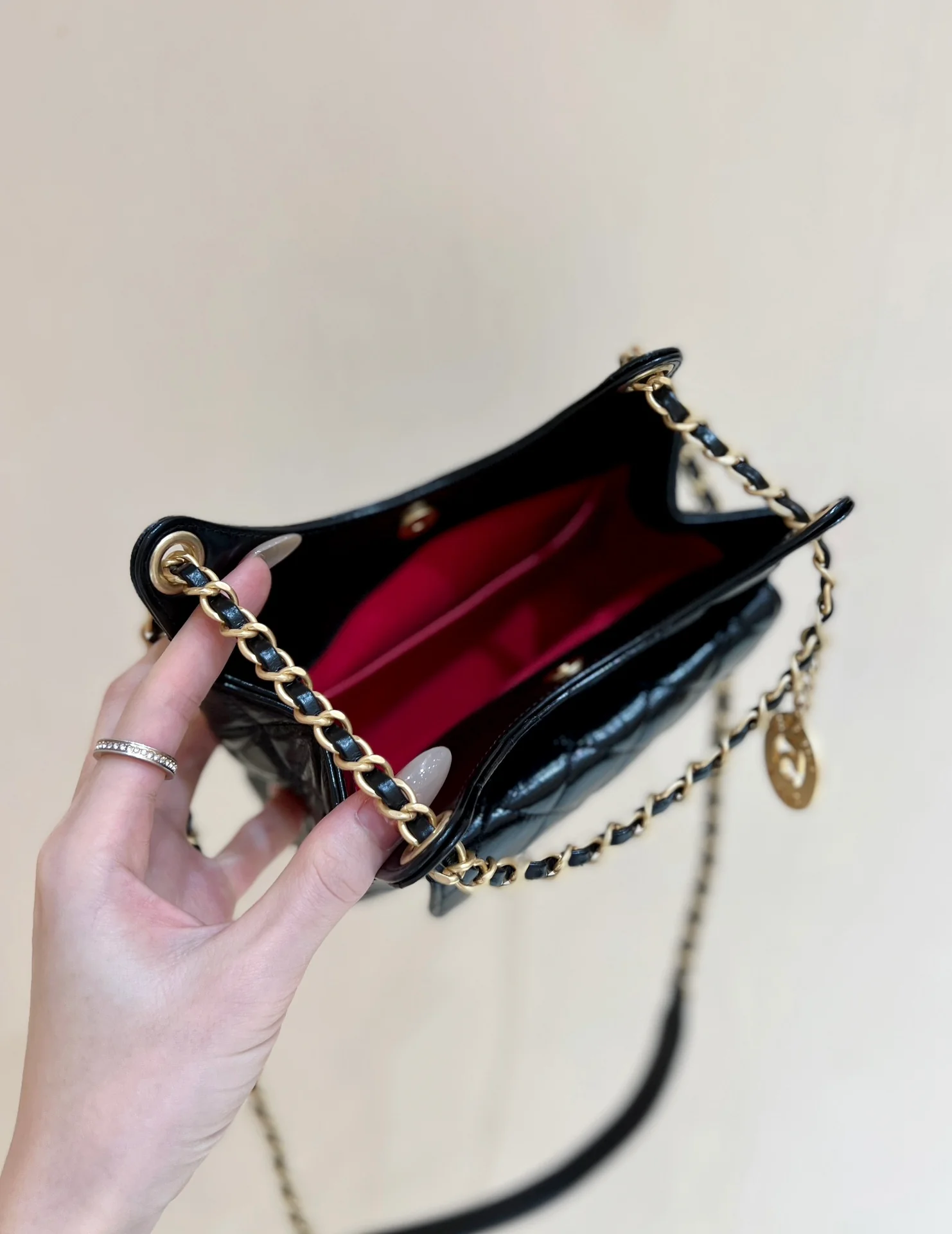 Сумка-хобо Chanel 23c из коллекции ?Ранняя весна? — черная кожа, обработанная маслом.