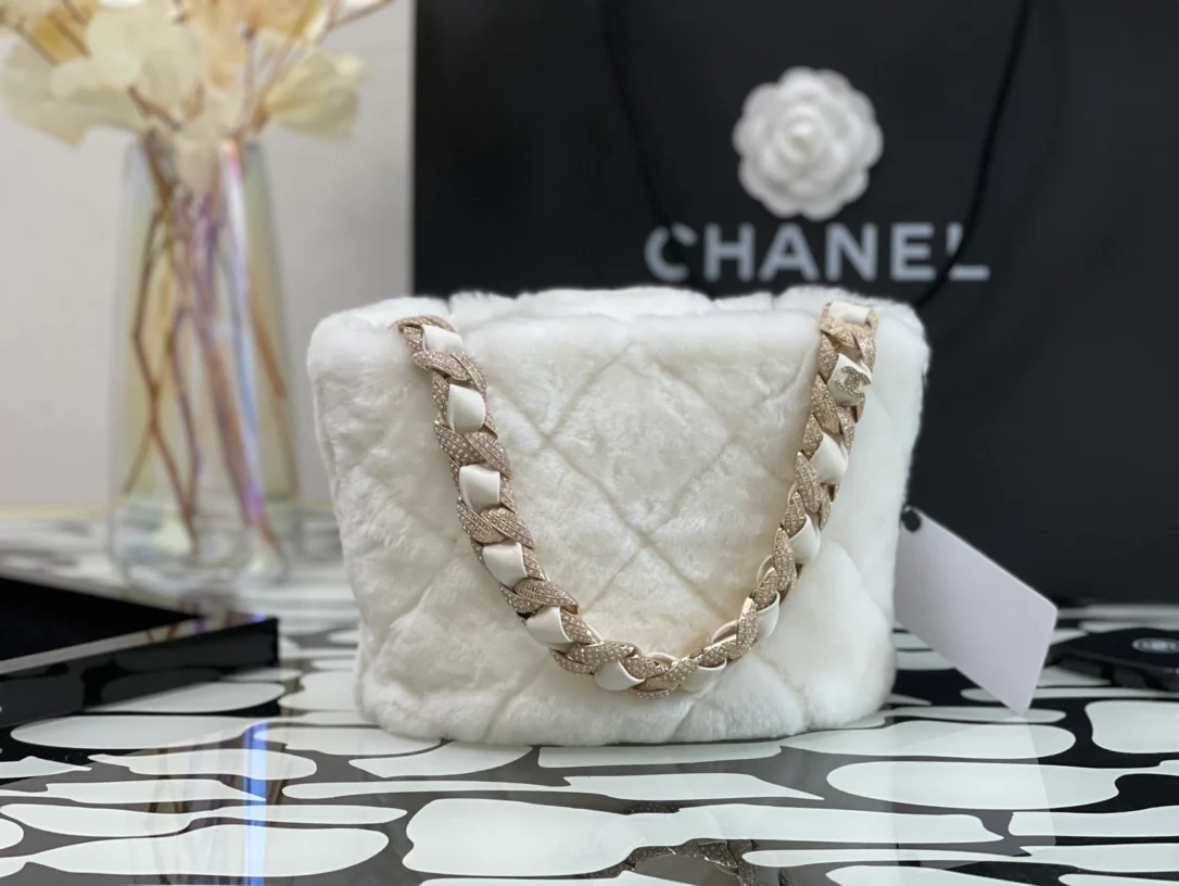 Сумка Chanel из овчины с бриллиантовой цепочкой - 2 шт.