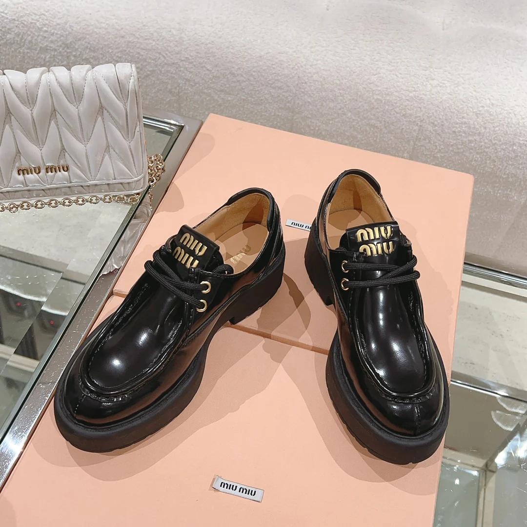 Новинка сезона осень/зима 2023 от Miu Miu - Лоферы на шнуровке и платформе - Черные