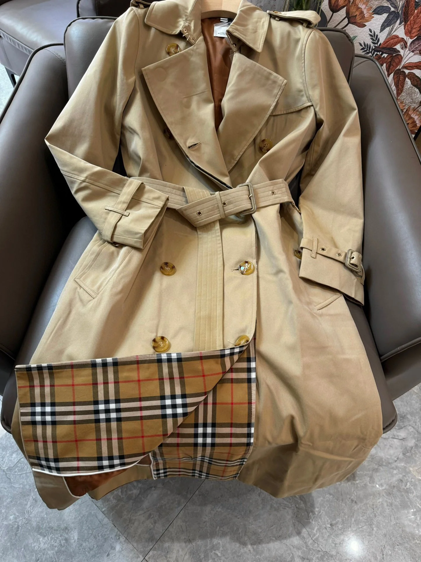 Длинный тренч Burberry 2403 с двухслойным клетчатым узором, цвет хаки.