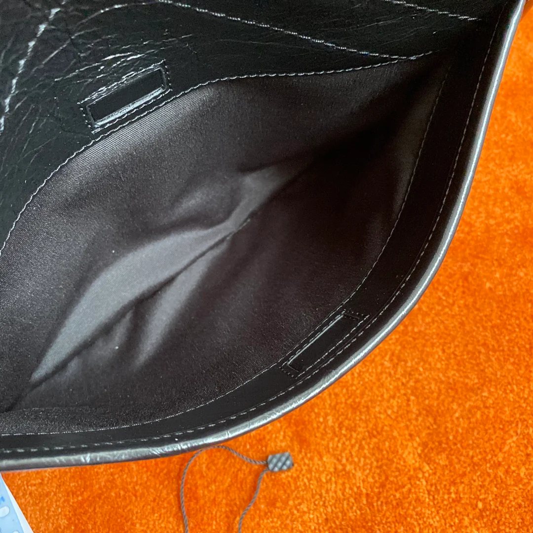 YSL Medium Niki - Кожа из вощеной коровьей кожи с черной пряжкой - с D-образным кольцом