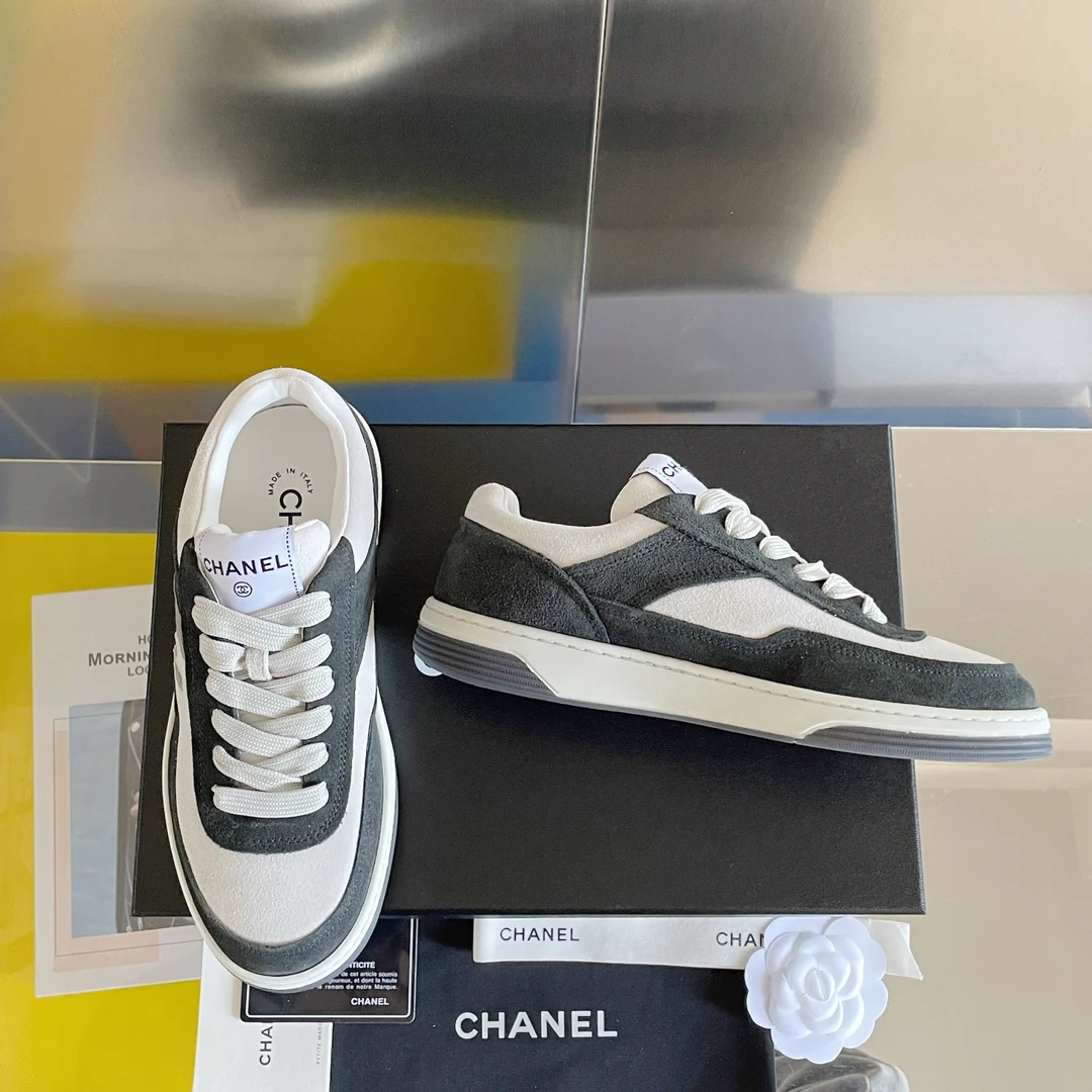 Новые поступления коллекции Chanel весна/лето 2023 - Замшевые кроссовки - Повседневная обувь - Спортивная обувь - Серый