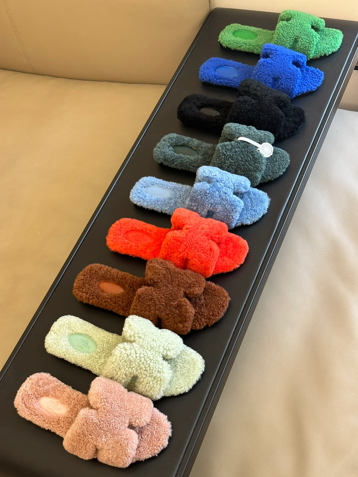 Сандалии Hermes 2024 с кудрявым мехом - изображение из коллекции