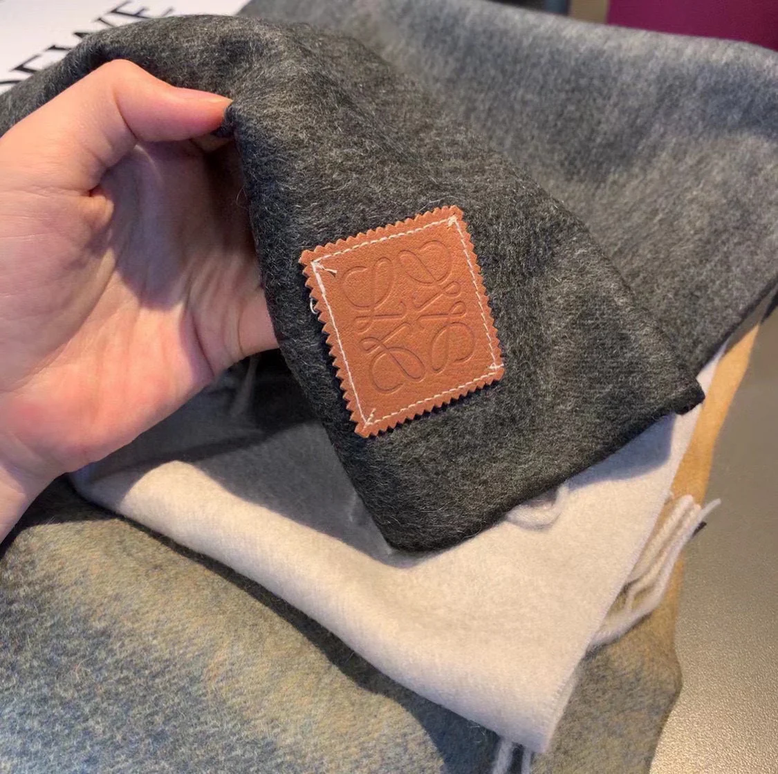 Lolwei - Шарф с кисточками ?Водяная рябь? - Темно-серый