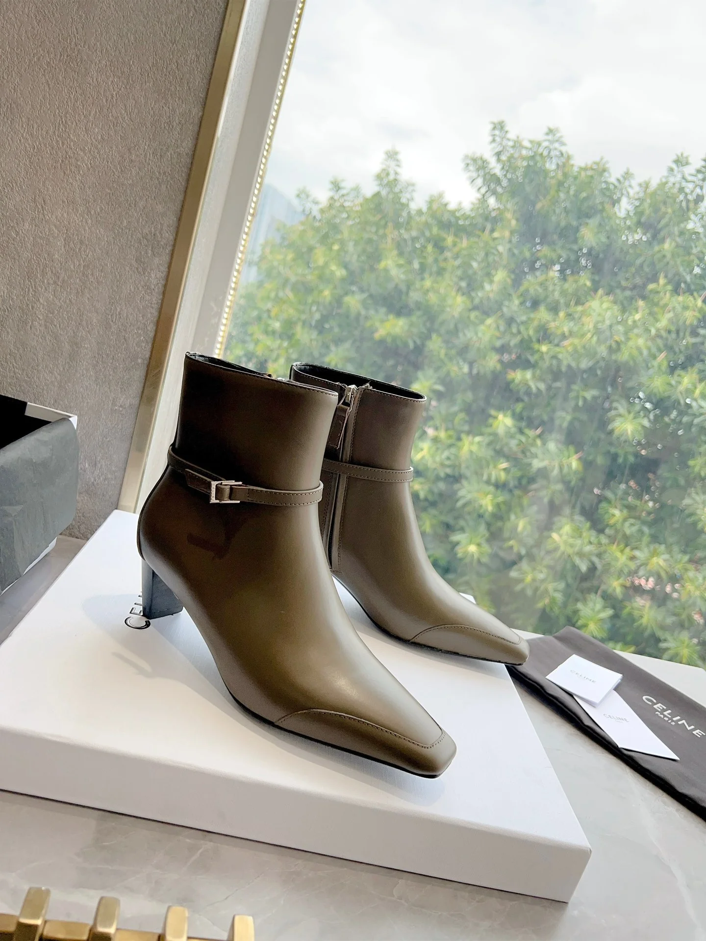 Новинка с показа Celine осень/зима 2023 — мотоциклетные ботильоны.