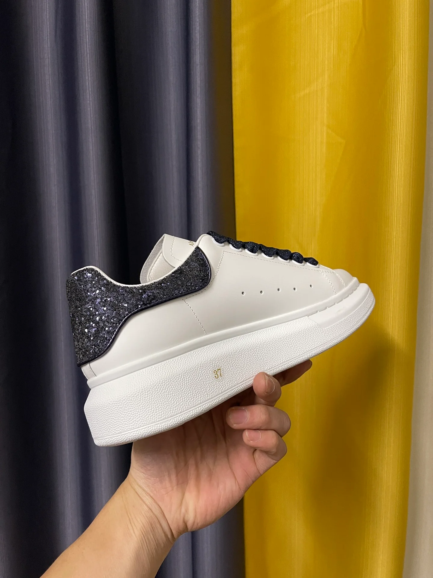 McQueen - Классические белые кроссовки - Черный каблук