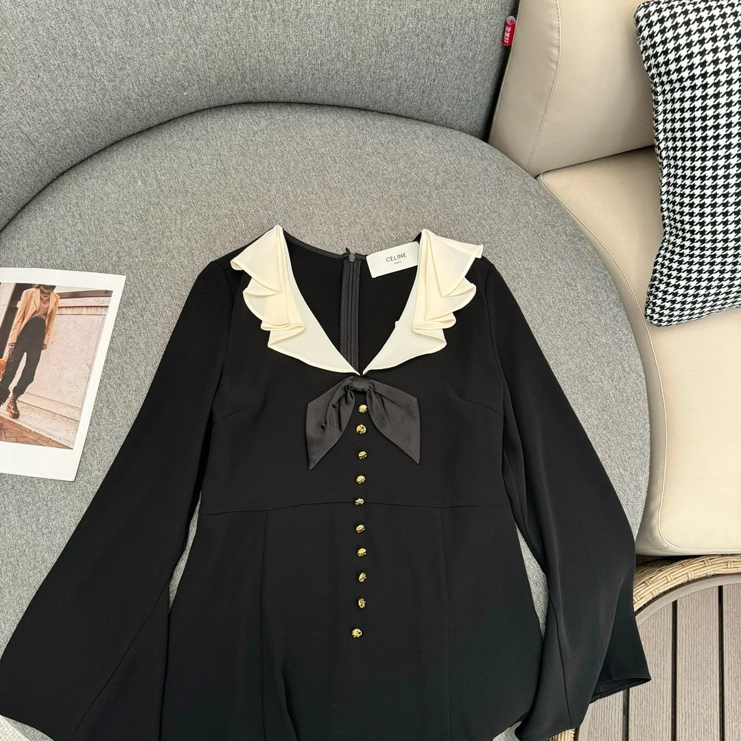 Новое маленькое черное платье Celine весна/лето 2024 с французскими оборками и V-образным вырезом.