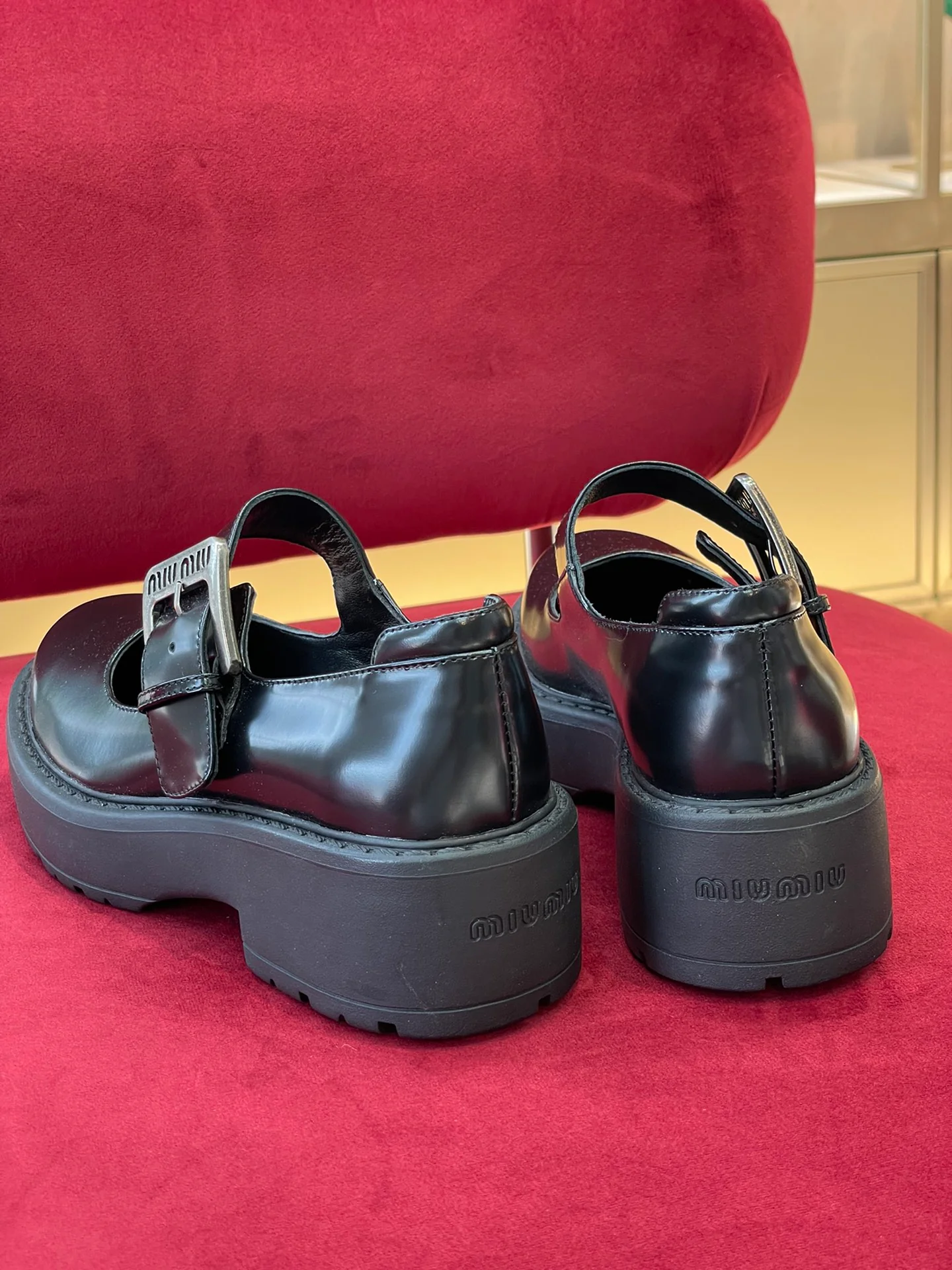 Miu Miu — Новинка сезона осень/зима 2022 — Туфли Мэри Джейн на платформе