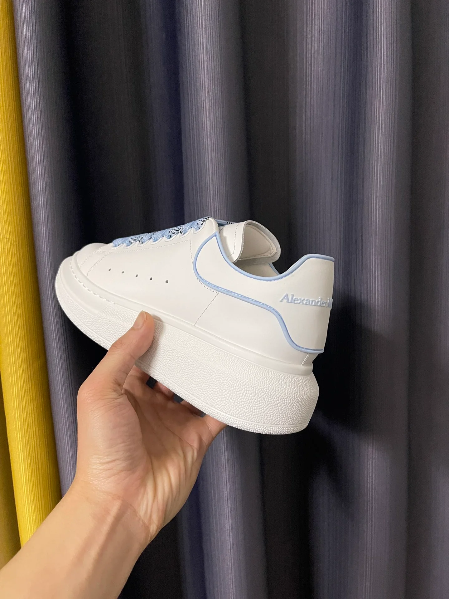 Классические белые кроссовки McQueen - унисекс - белые с голубым каблуком