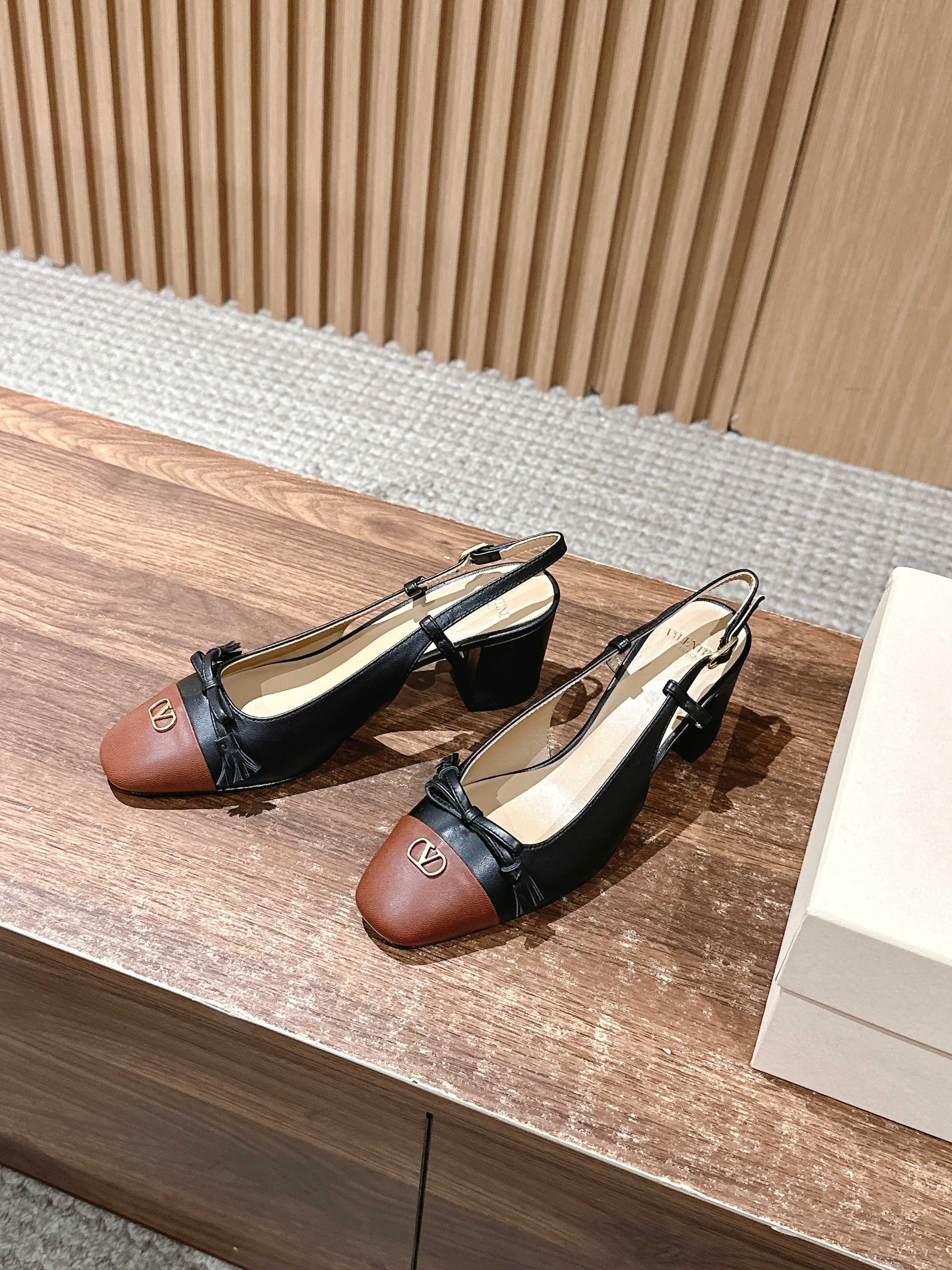 RV - Туфли на толстом каблуке с закрытым носком - Черные