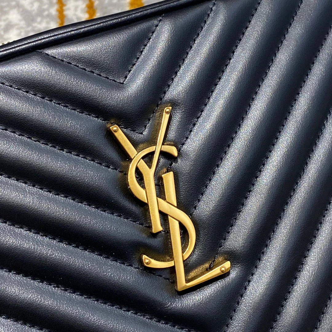 Фотосумка YSL Lou Bag — черная с золотой фурнитурой.