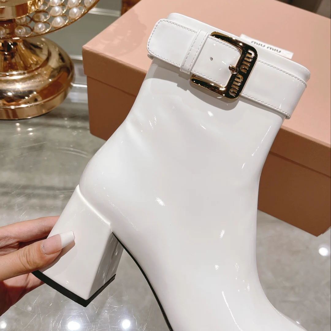 Новинка осенне-зимней коллекции Miu Miu 2022 — Ботинки на массивном каблуке из лакированной кожи — Белые