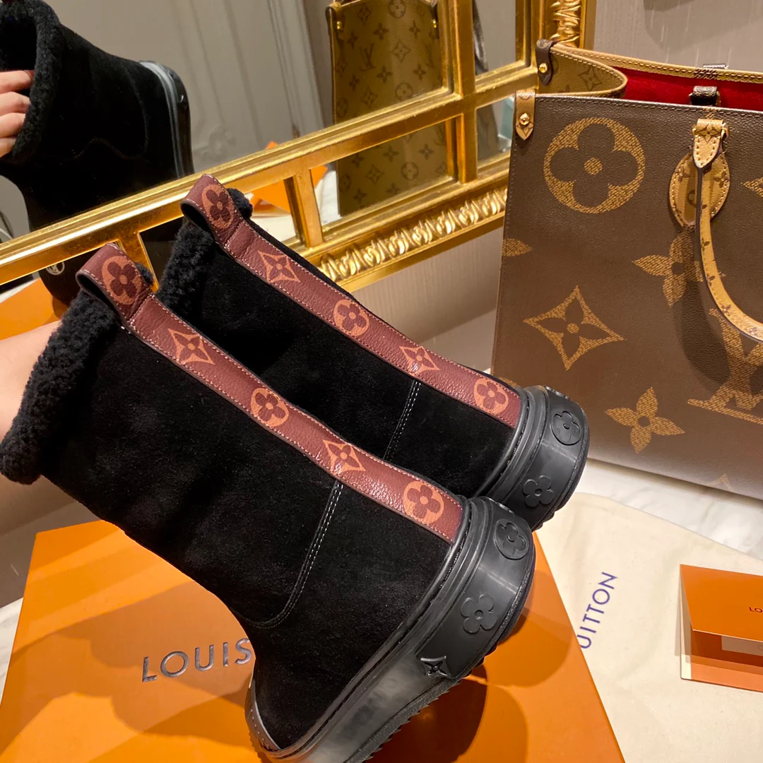 Обувь LV - сапоги LV до середины икры с внутренней подкладкой.