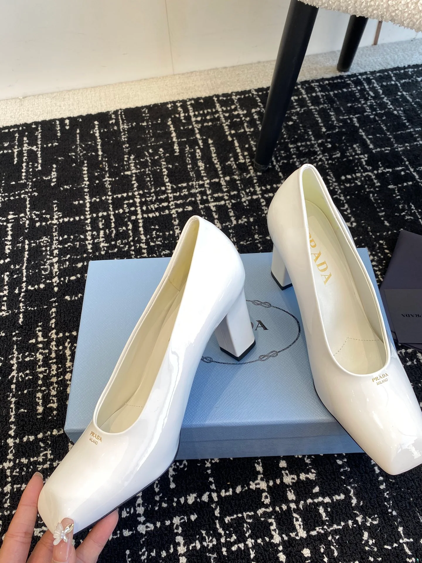 Балетки Prada 2024 на массивном каблуке с квадратным носком - белые