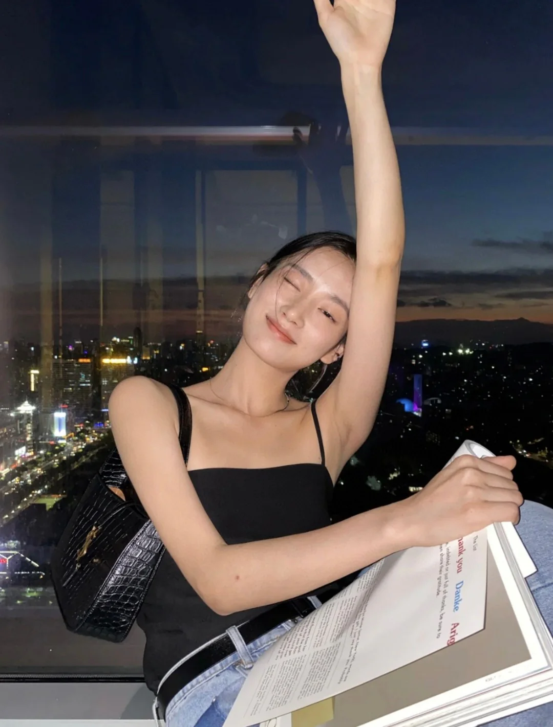 Кожаная сумка YSL Le 5 A 7 через плечо - черная крокодиловая кожа - на фото.