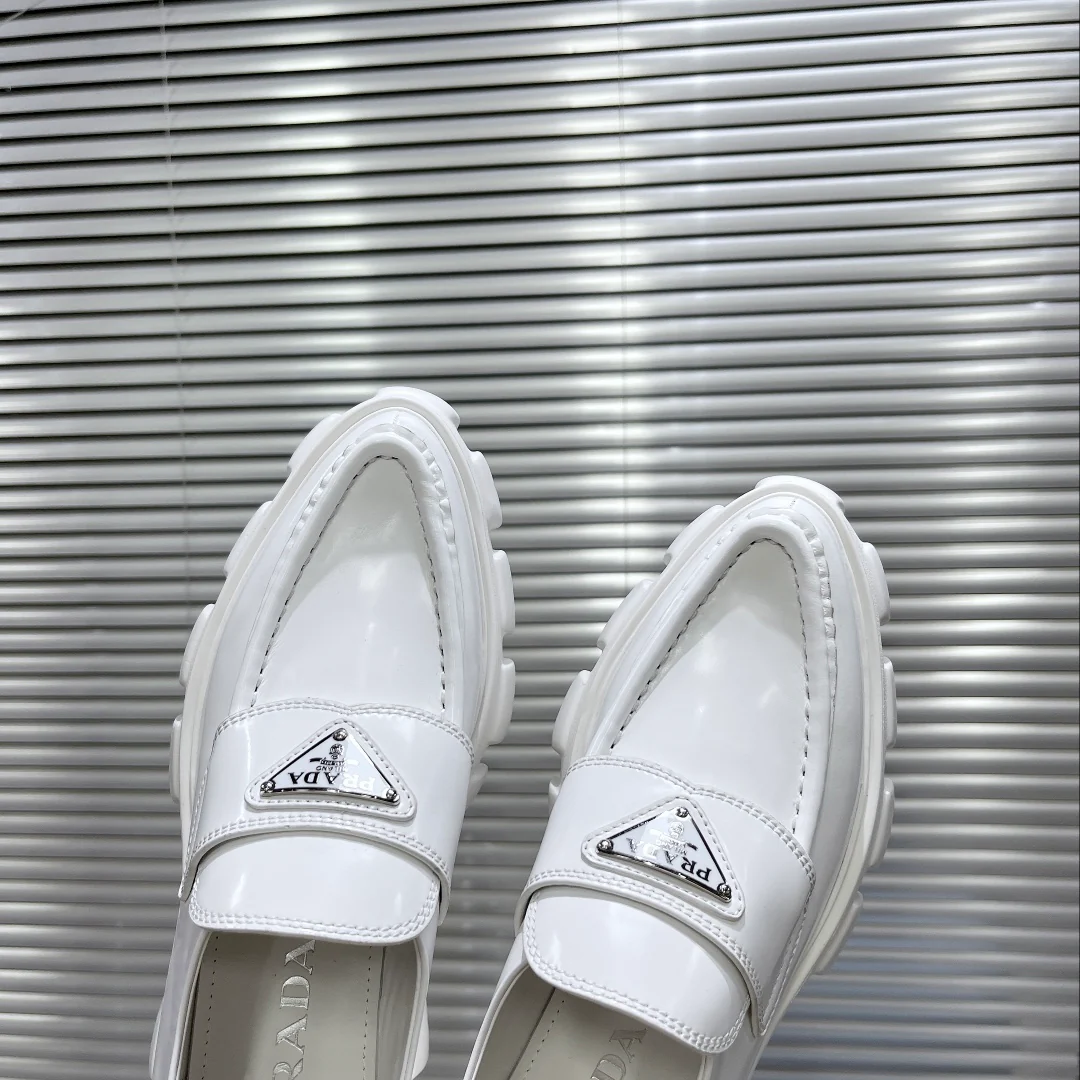 Акробатические трюки на платформе Prada с острым носком