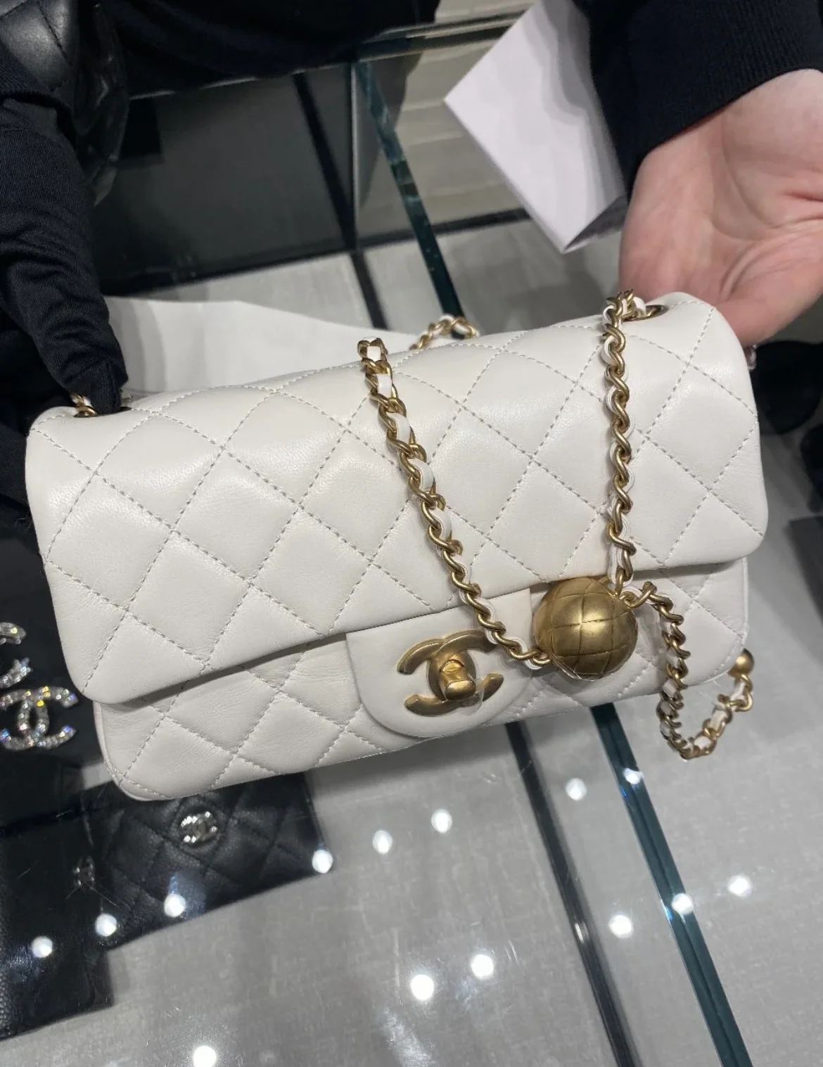 Chanel - Золотая сумка-клапан с шариком из углеродного волокна - Белая