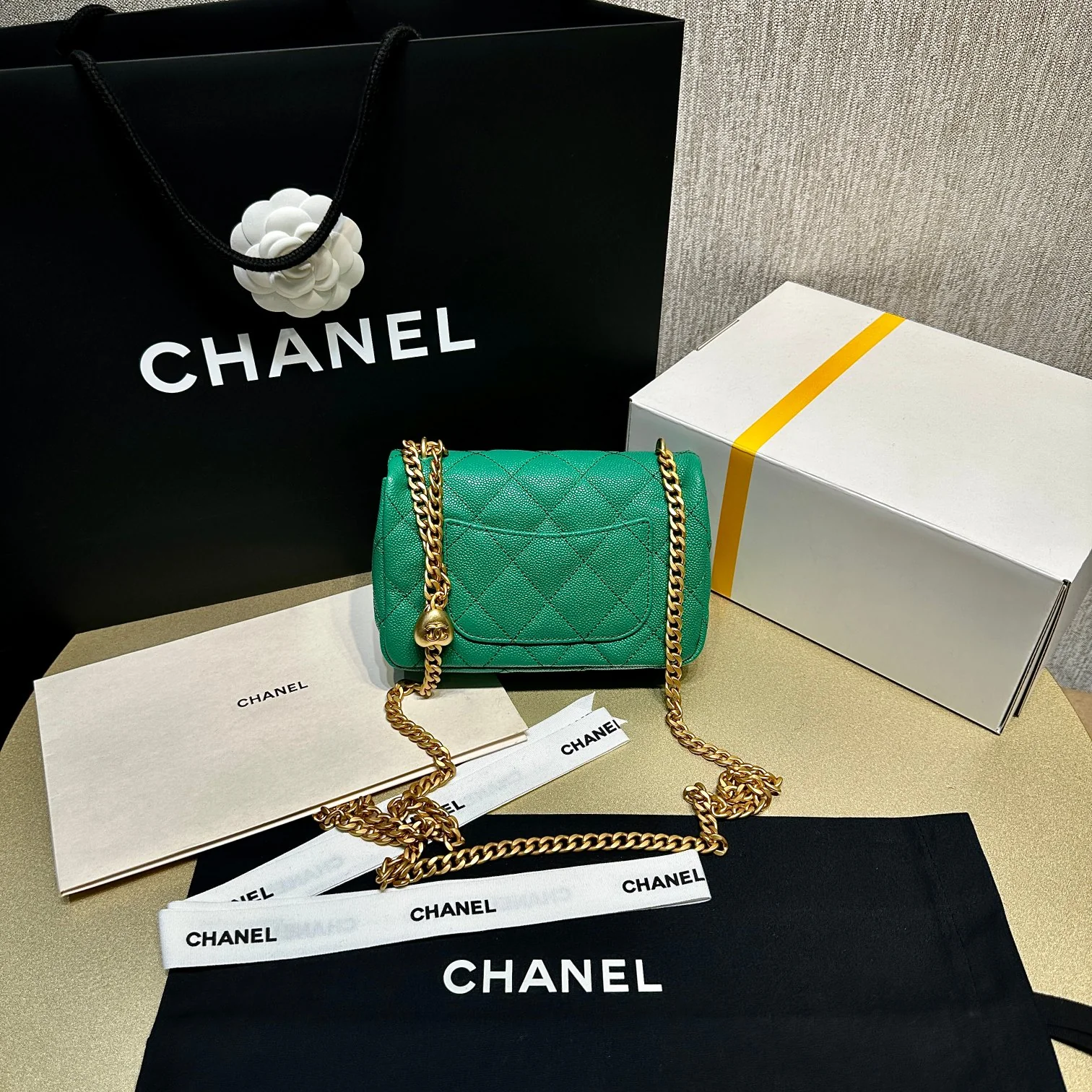 Новинка коллекции Chanel Весна/Лето 2023 - Сумка CF в форме сердца с регулируемой пряжкой и цепочкой - Телячья кожа с текстурой 