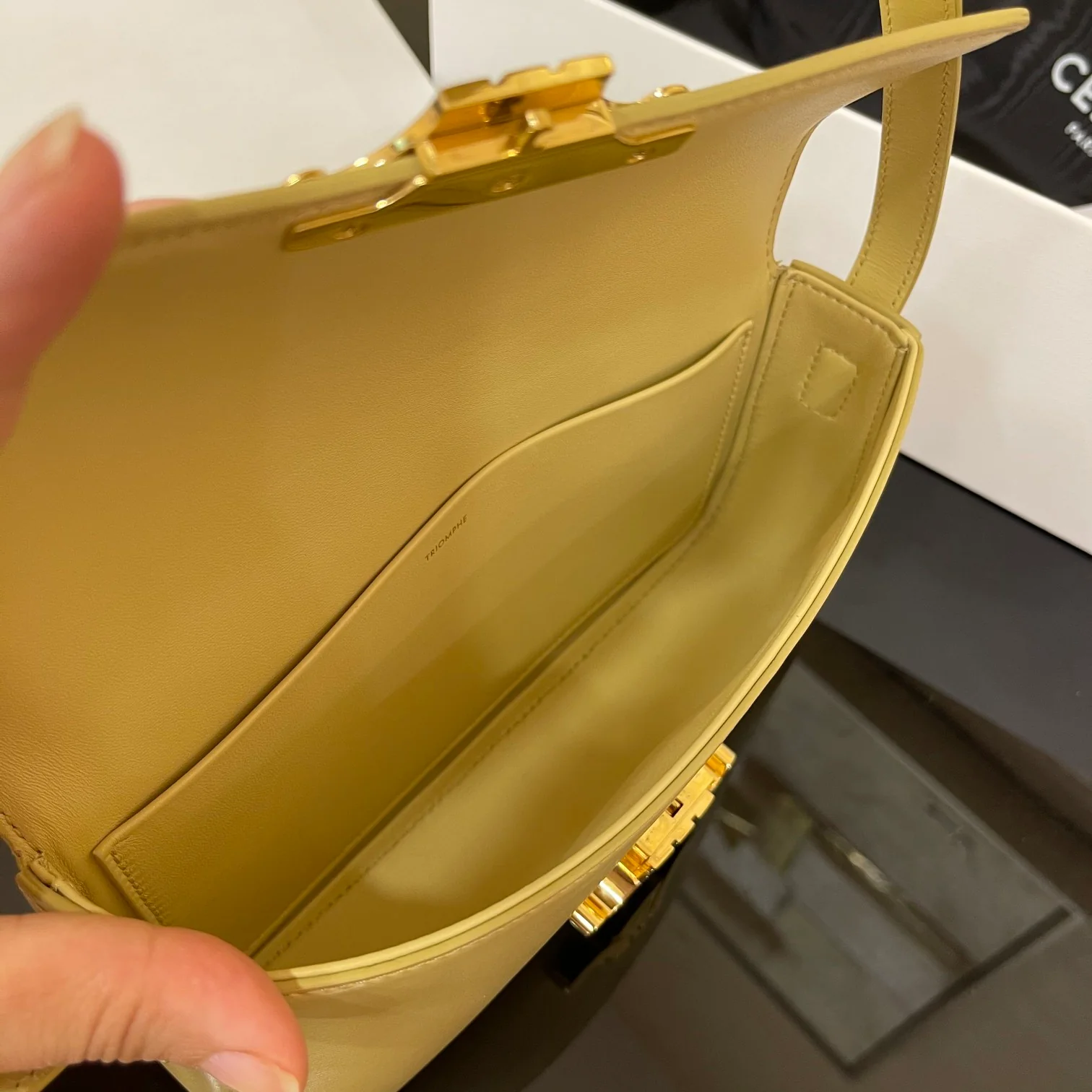 Кожаная сумка через плечо Celine Triomphe - желтая