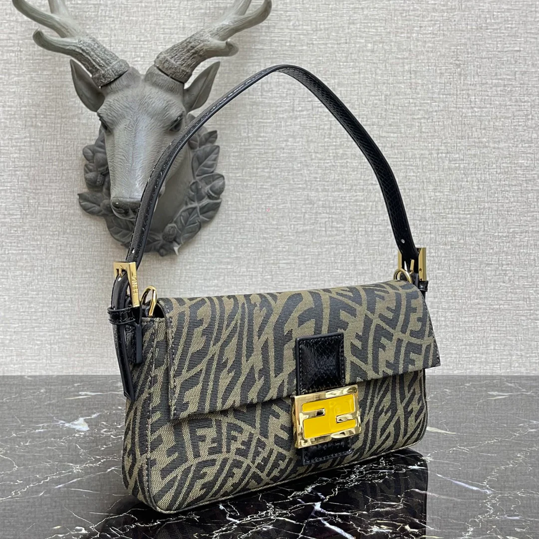 Сумка-багет Fendi из жаккардовой ткани средней длины.