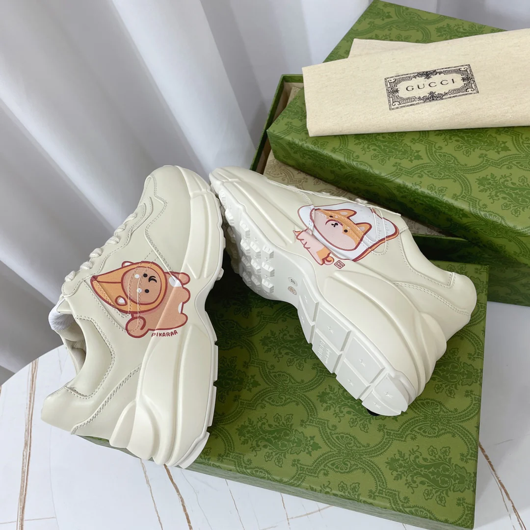 Новинка сезона весна/лето 2023 от Gucci - милые массивные туфли с узором.