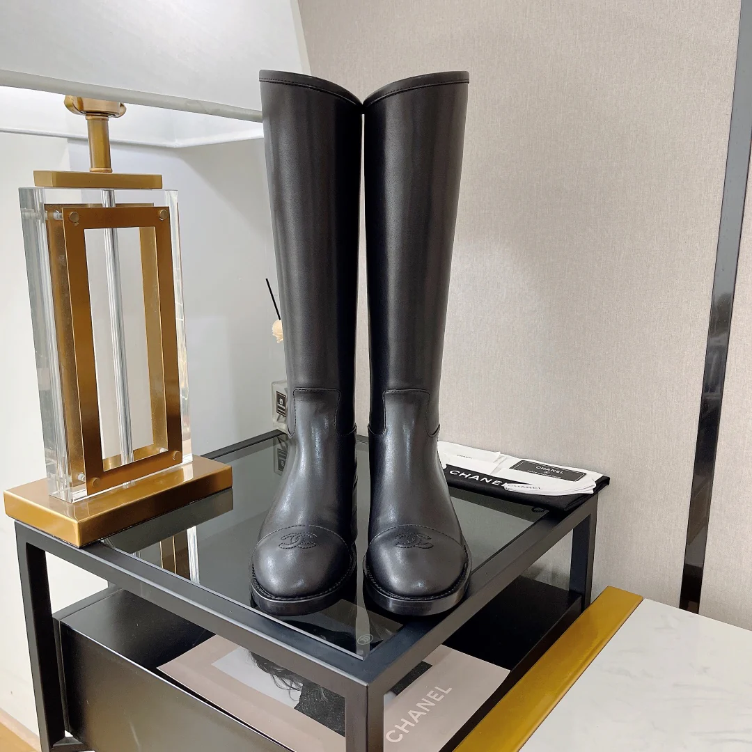 Ботинки Chanel с подиума 2022 года - черные.