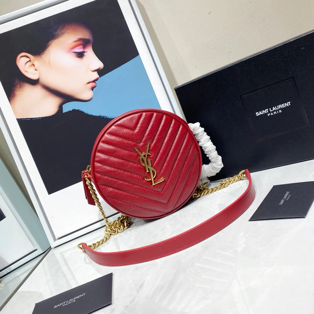 Маленькая круглая сумка YSL Vinyle - красная с золотой фурнитурой.