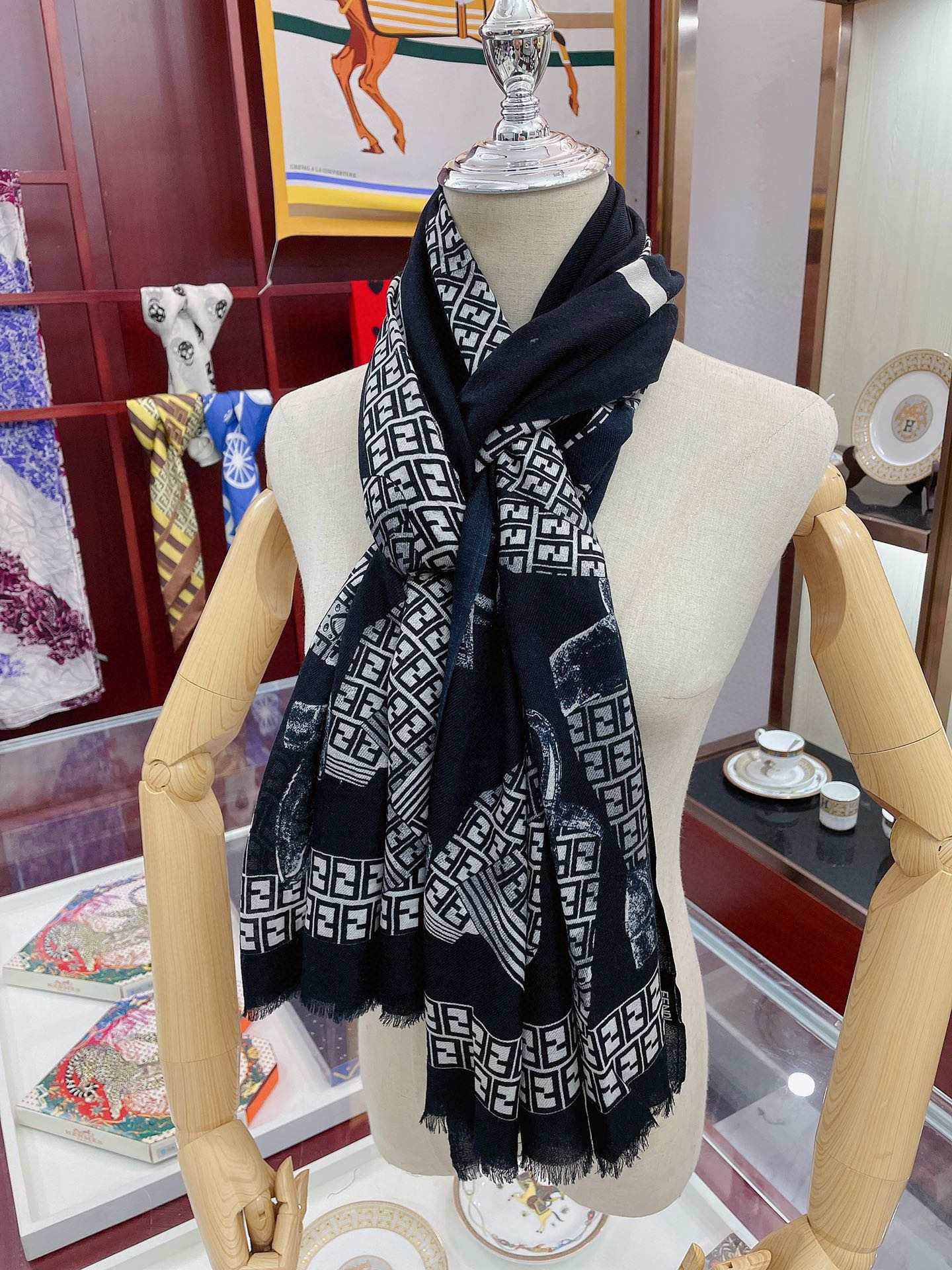 Кашемировый шарф Fendi - большой квадратный шарф